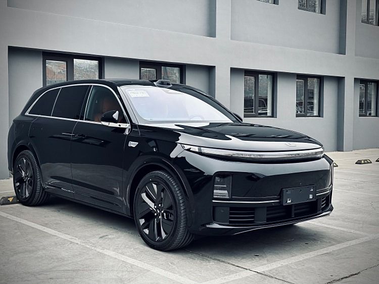 2025 LI L7 Pro: A mid-to-large extended-range SUV, a pioneer in the smart home.