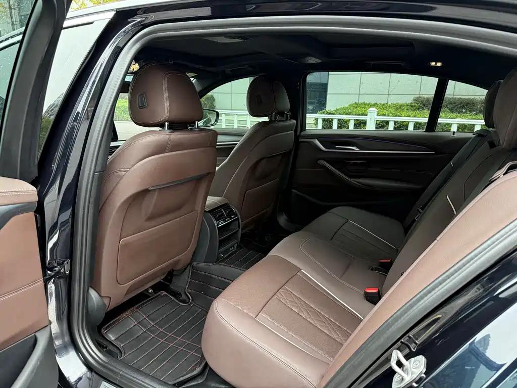 BMW 5 Series image 7